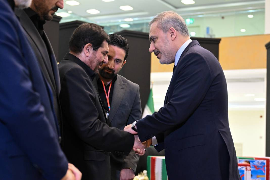 Cumhurbaşkanı Yardımcısı Yılmaz ile Dışişleri Bakanı Fidan Reisi'nin taziyesine katıldı - Resim: 2